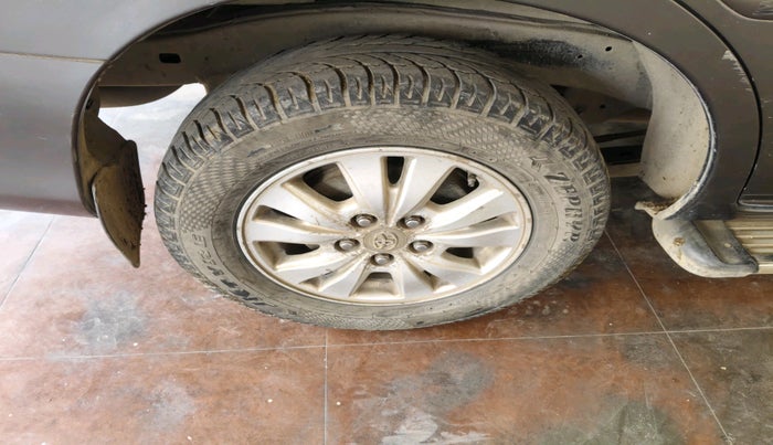 2010 Toyota Innova V 2.5 8 STR, Diesel, Manual, 1,10,661 km, tyre