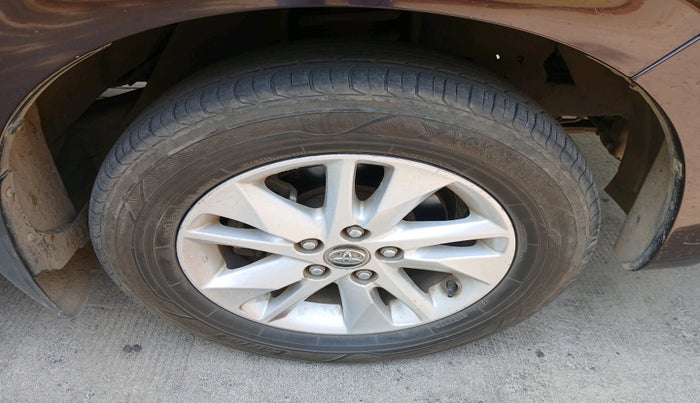 2016 Toyota Innova Crysta 2.4 VX 7 STR, Diesel, Manual, 2,57,868 km, tyre