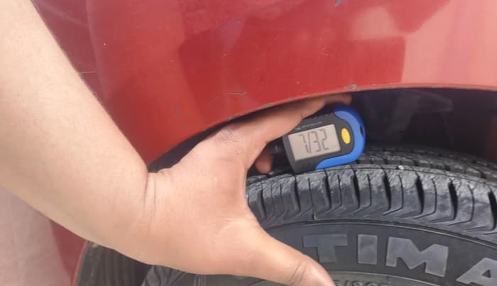 2013 Hyundai Eon ERA +, Petrol, Manual, 1,63,063 km, tyre