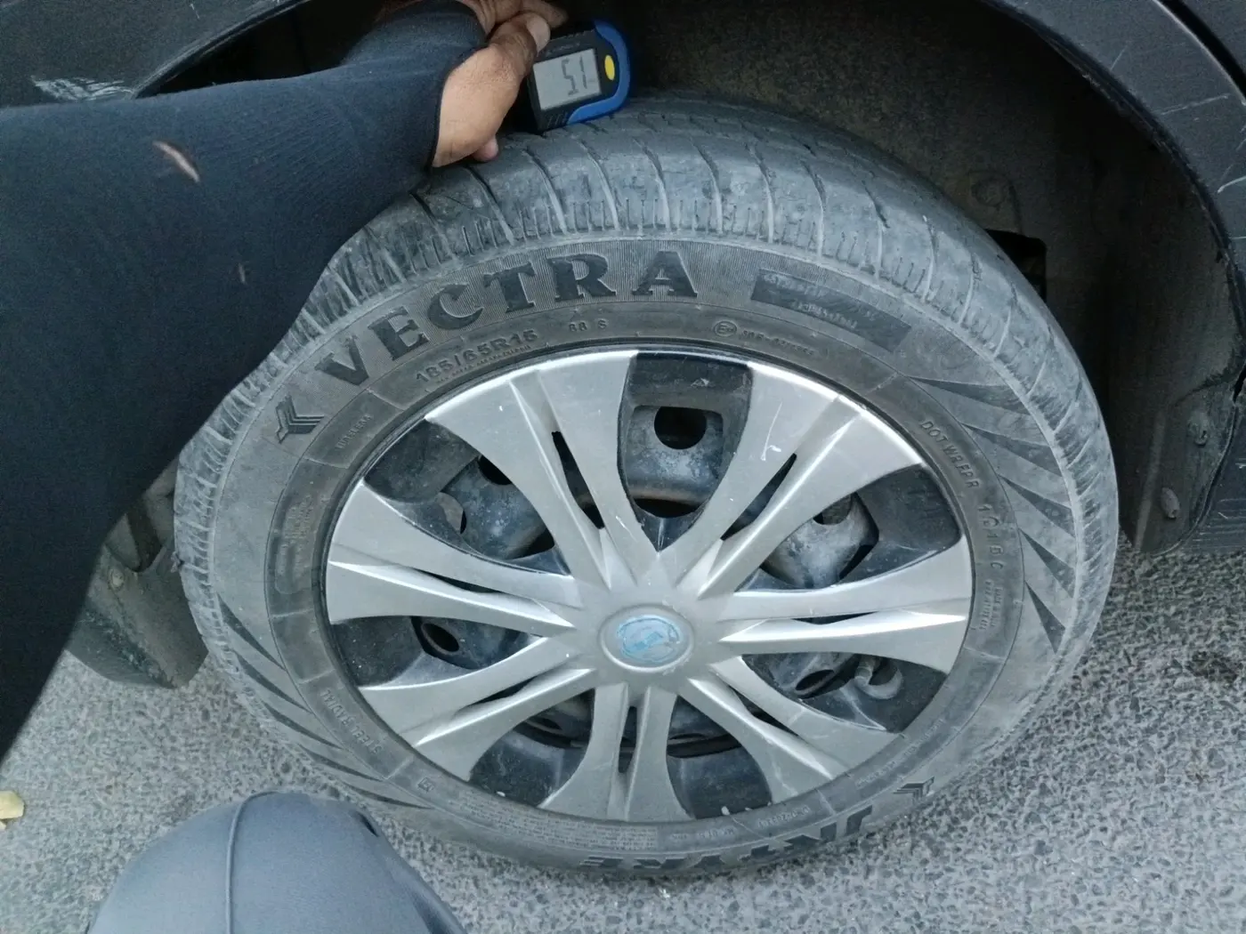 2015 Maruti Ertiga VXI, CNG, Manual, 15,40,000 km, tyre