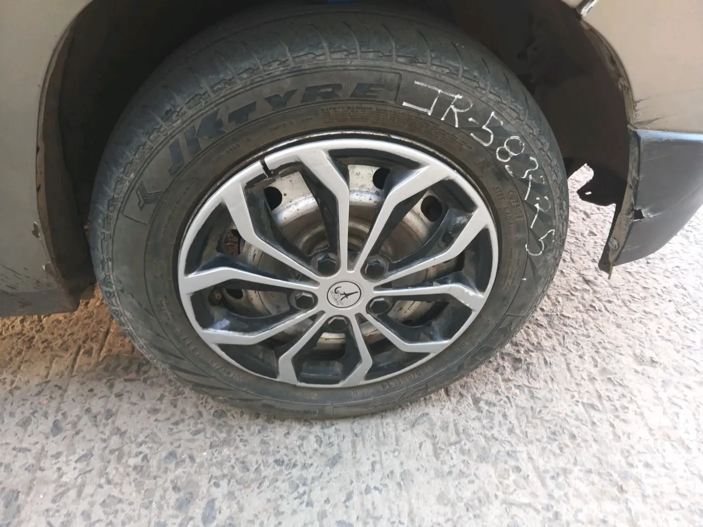 2017 Mahindra Kuv100 K2 D 6 STR, Diesel, Manual, 1,15,571 km, tyre