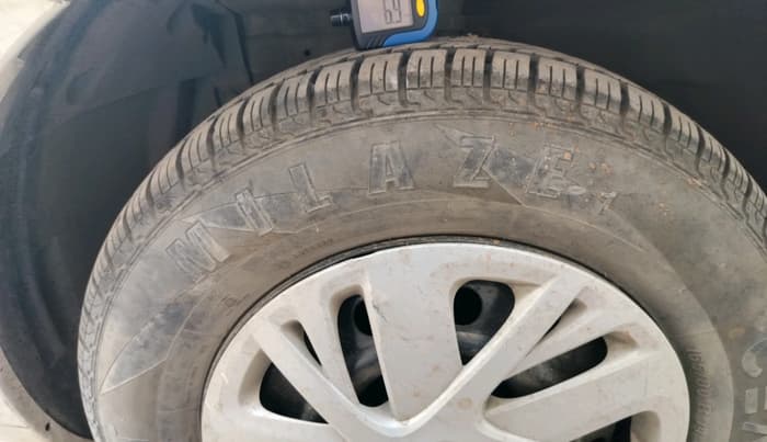 2016 Maruti Swift VXI, Petrol, Manual, 24,618 km, tyre