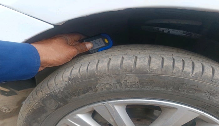 2013 Volkswagen Polo HIGHLINE1.2L, CNG, Manual, 1,21,181 km, tyre