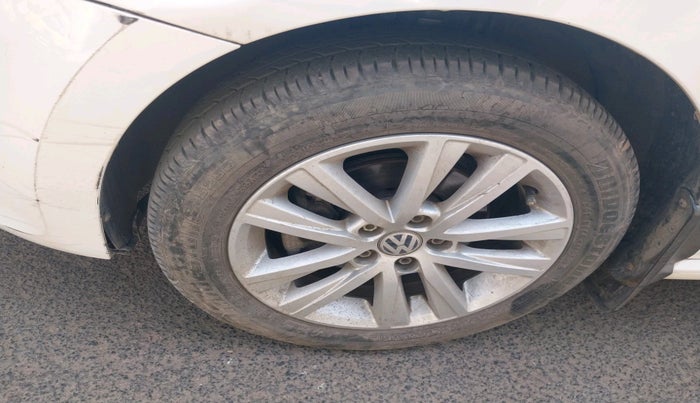 2013 Volkswagen Polo HIGHLINE1.2L, Petrol, Manual, 1,22,882 km, tyre