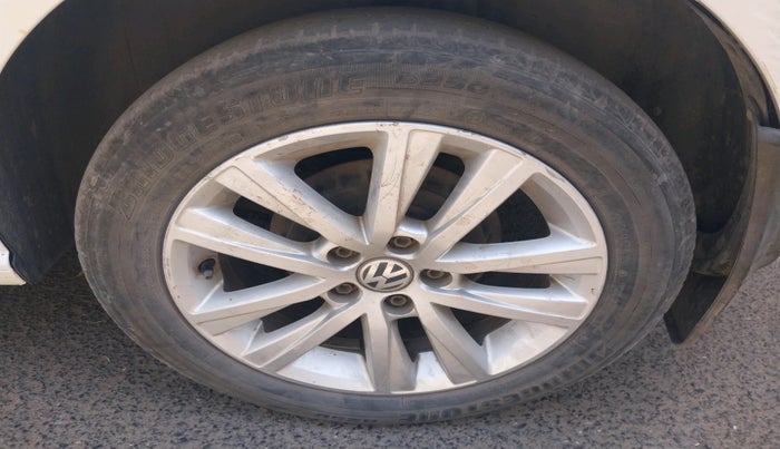 2013 Volkswagen Polo HIGHLINE1.2L, Petrol, Manual, 1,22,882 km, tyre