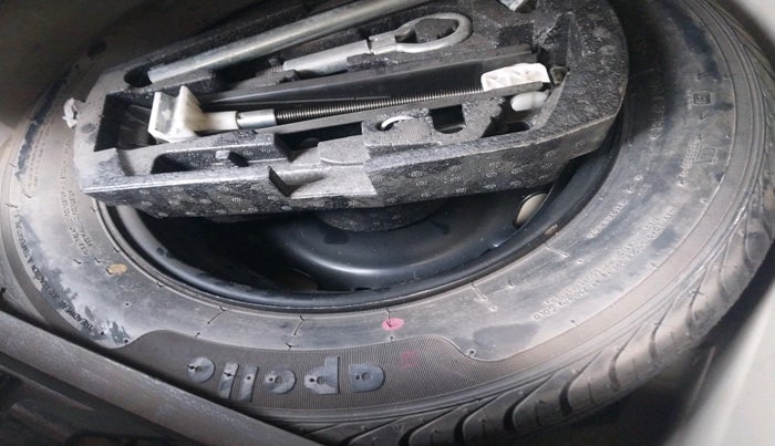 2013 Volkswagen Polo HIGHLINE1.2L, Petrol, Manual, 1,22,882 km, tyre