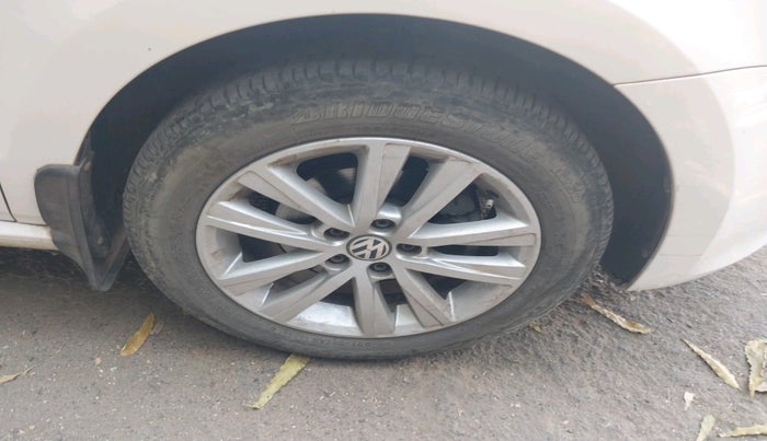 2013 Volkswagen Polo HIGHLINE1.2L, Petrol, Manual, 1,22,882 km, tyre