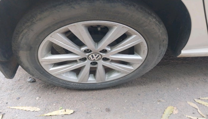 2013 Volkswagen Polo HIGHLINE1.2L, Petrol, Manual, 1,22,882 km, tyre