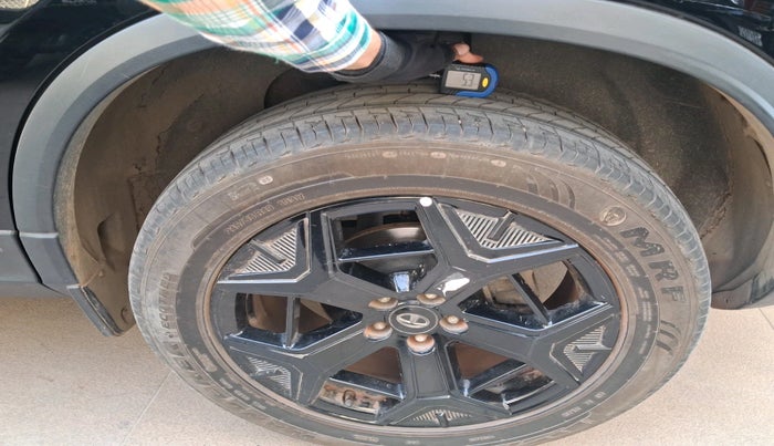 2023 Tata Harrier FEARLESS PLUS DARK EDITION AT, Diesel, Automatic, 30,197 km, tyre