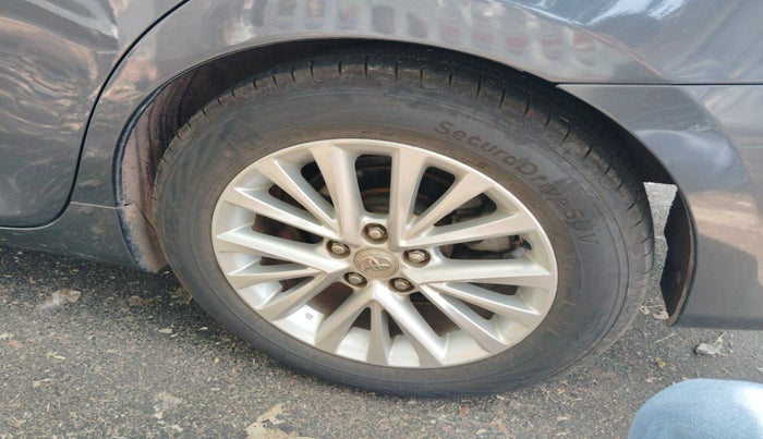 2016 Toyota Camry HYBRID, Hybrid, Automatic, 77,266 km, tyre