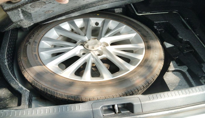 2016 Toyota Camry HYBRID, Hybrid, Automatic, 77,266 km, tyre