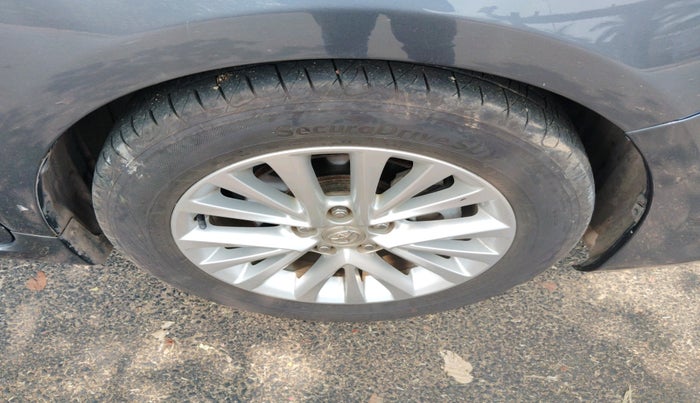 2016 Toyota Camry HYBRID, Hybrid, Automatic, 77,266 km, tyre