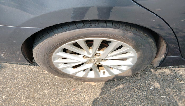 2016 Toyota Camry HYBRID, Hybrid, Automatic, 77,266 km, tyre