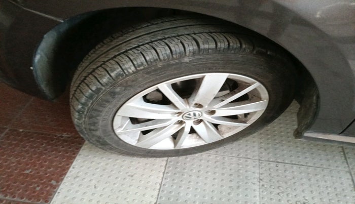 2017 Volkswagen Polo HIGHLINE1.2L, Petrol, Manual, 65,996 km, tyre