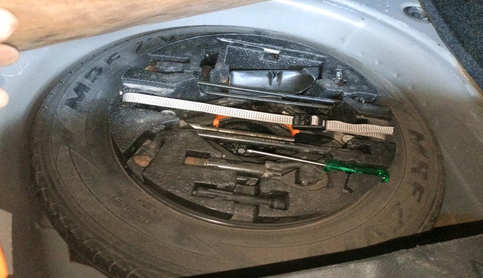 2017 Volkswagen Polo HIGHLINE1.2L, Petrol, Manual, 65,996 km, tyre