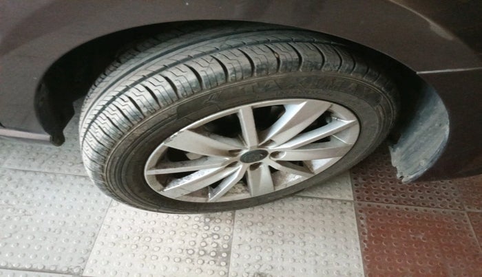 2017 Volkswagen Polo HIGHLINE1.2L, Petrol, Manual, 65,996 km, tyre