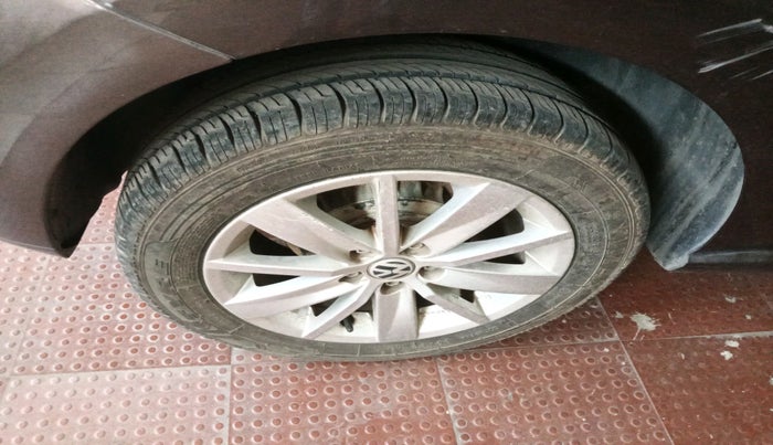 2017 Volkswagen Polo HIGHLINE1.2L, Petrol, Manual, 65,996 km, tyre