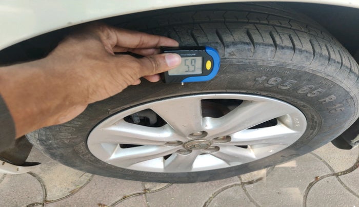 2011 Toyota Corolla Altis GL PETROL, Petrol, Manual, 72,178 km, tyre