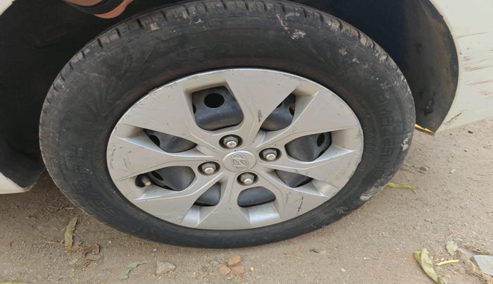 2014 Hyundai Xcent SX 1.2, CNG, Manual, 1,20,416 km, tyre