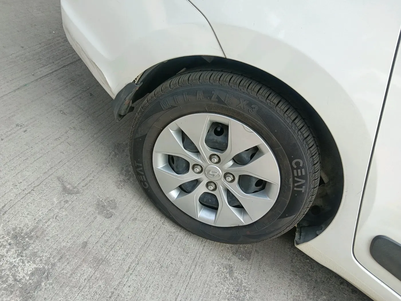 2016 Hyundai Xcent S 1.2, Petrol, Manual, 18,330 km, tyre