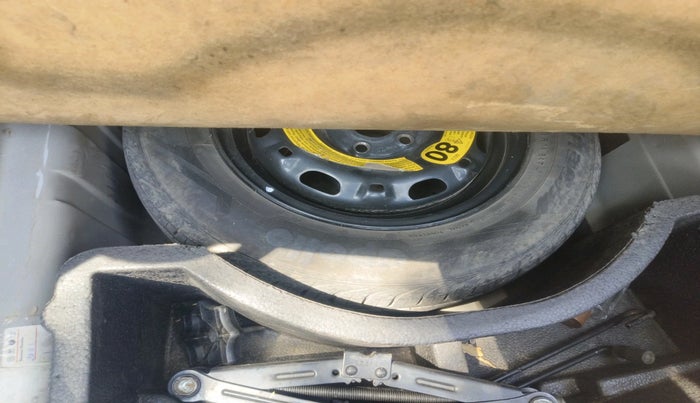 2016 Volkswagen Vento HIGHLINE 1.5 AT, Diesel, Automatic, 1,34,230 km, tyre