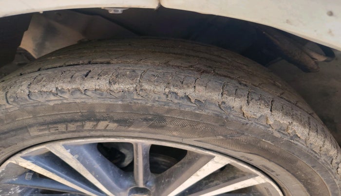 2015 Toyota Corolla Altis JS PETROL, CNG, Manual, 1,39,476 km, tyre