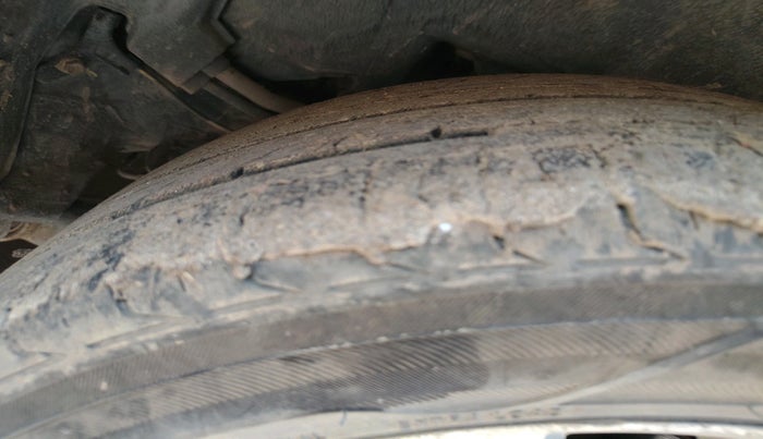 2015 Toyota Corolla Altis JS PETROL, CNG, Manual, 1,39,476 km, tyre