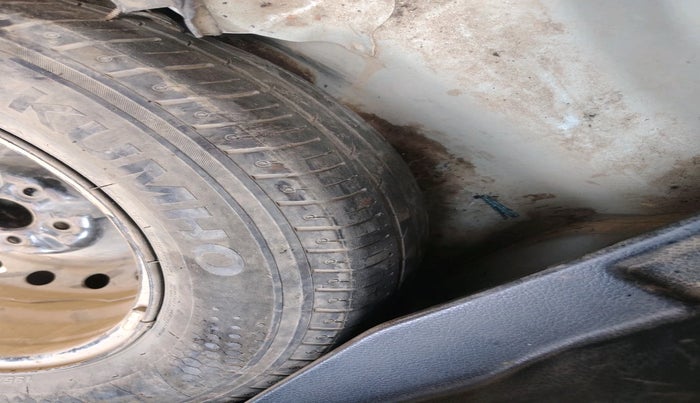 2015 Toyota Corolla Altis JS PETROL, CNG, Manual, 1,39,476 km, tyre