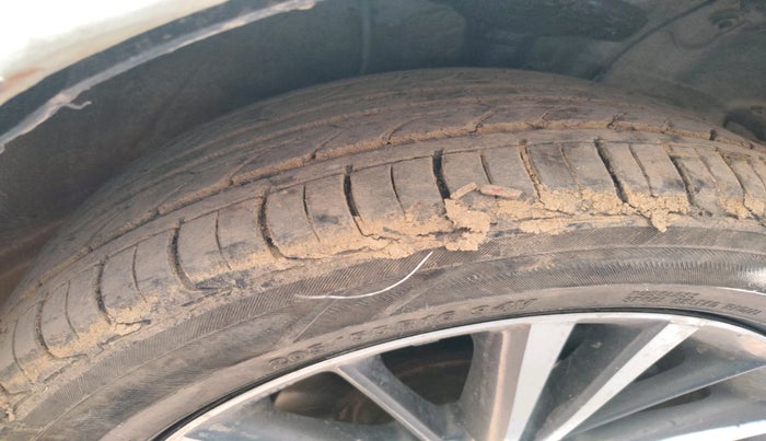 2015 Toyota Corolla Altis JS PETROL, CNG, Manual, 1,39,476 km, tyre