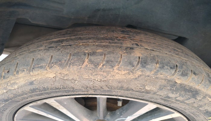 2015 Toyota Corolla Altis JS PETROL, CNG, Manual, 1,39,476 km, tyre