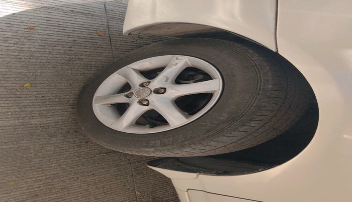 2005 Toyota Corolla H3 G 1.8, Petrol, Automatic, 1,30,728 km, tyre