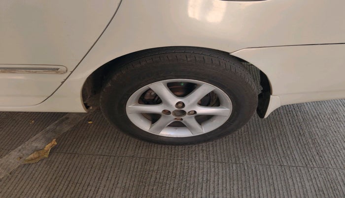 2005 Toyota Corolla H3 G 1.8, Petrol, Automatic, 1,30,728 km, tyre