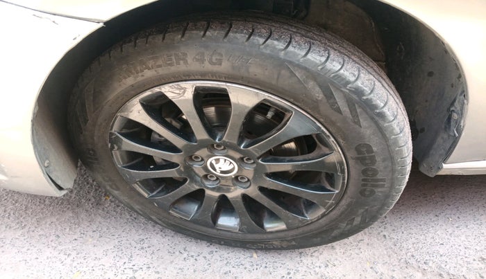 2015 Skoda Rapid Elegance 1.6 MPI AT, Petrol, Automatic, 1,24,804 km, tyre