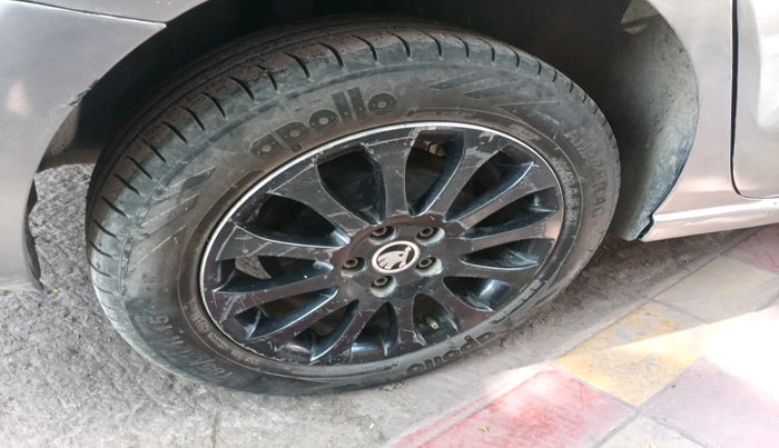 2015 Skoda Rapid Elegance 1.6 MPI AT, Petrol, Automatic, 1,24,804 km, tyre