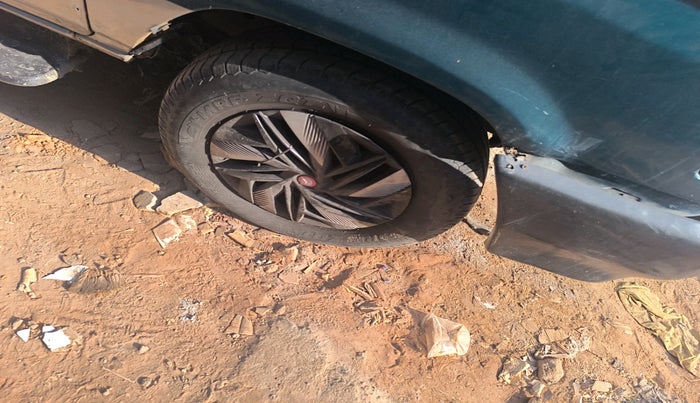 2003 Toyota Qualis FS A1, Diesel, Manual, 1,56,396 km, tyre