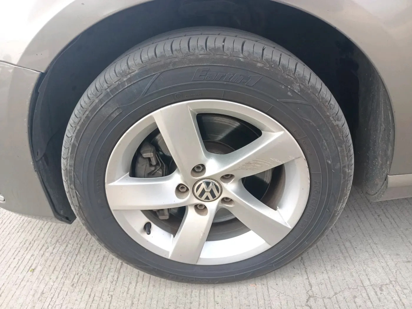 2012 Volkswagen Passat 2.0 PD DSG, Diesel, Automatic, 70,368 km, tyre