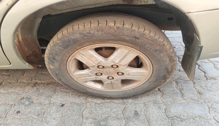 2006 Toyota Innova V 2.5 7 STR, Diesel, Manual, 1,88,963 km, tyre