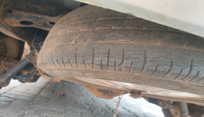 2006 Toyota Innova V 2.5 7 STR, Diesel, Manual, 1,88,963 km, tyre