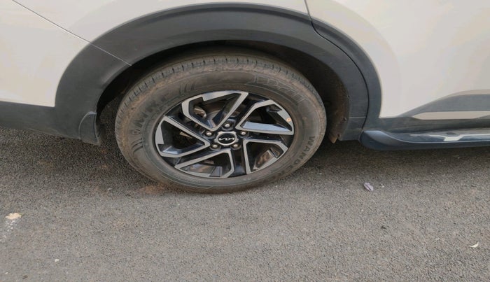 2023 KIA CARENS LUXURY PLUS 1.5 IMT PETROL, Petrol, Manual, 14,820 km, tyre