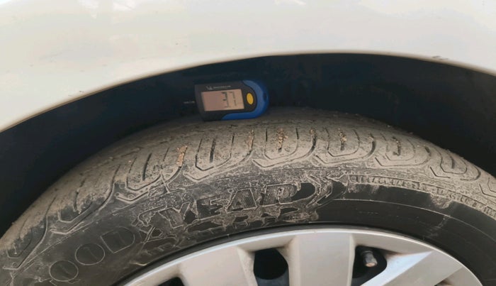 2016 Volkswagen Polo COMFORTLINE 1.2L, Petrol, Manual, 1,05,508 km, tyre