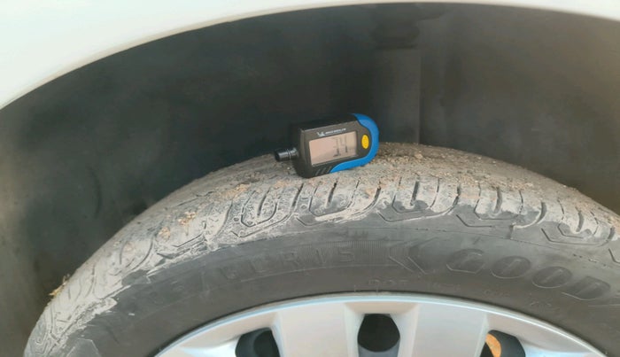 2016 Volkswagen Polo COMFORTLINE 1.2L, Petrol, Manual, 1,05,508 km, tyre