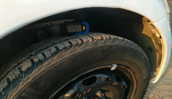 2016 Volkswagen Polo COMFORTLINE 1.2L, Petrol, Manual, 1,05,508 km, tyre