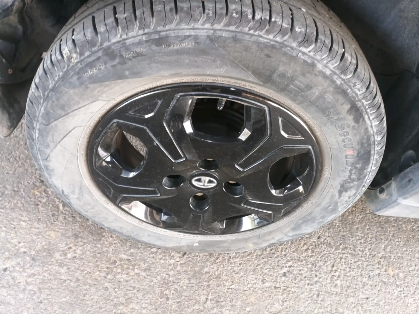 2022 Tata PUNCH ACCOMPLISHED AMT, Petrol, Automatic, 39,212 km, tyre