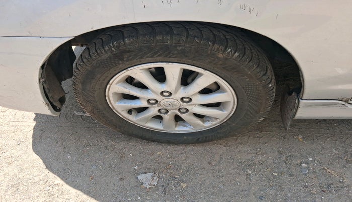 2014 Toyota Innova 2.5 VX 7 STR, Diesel, Manual, 2,30,851 km, tyre