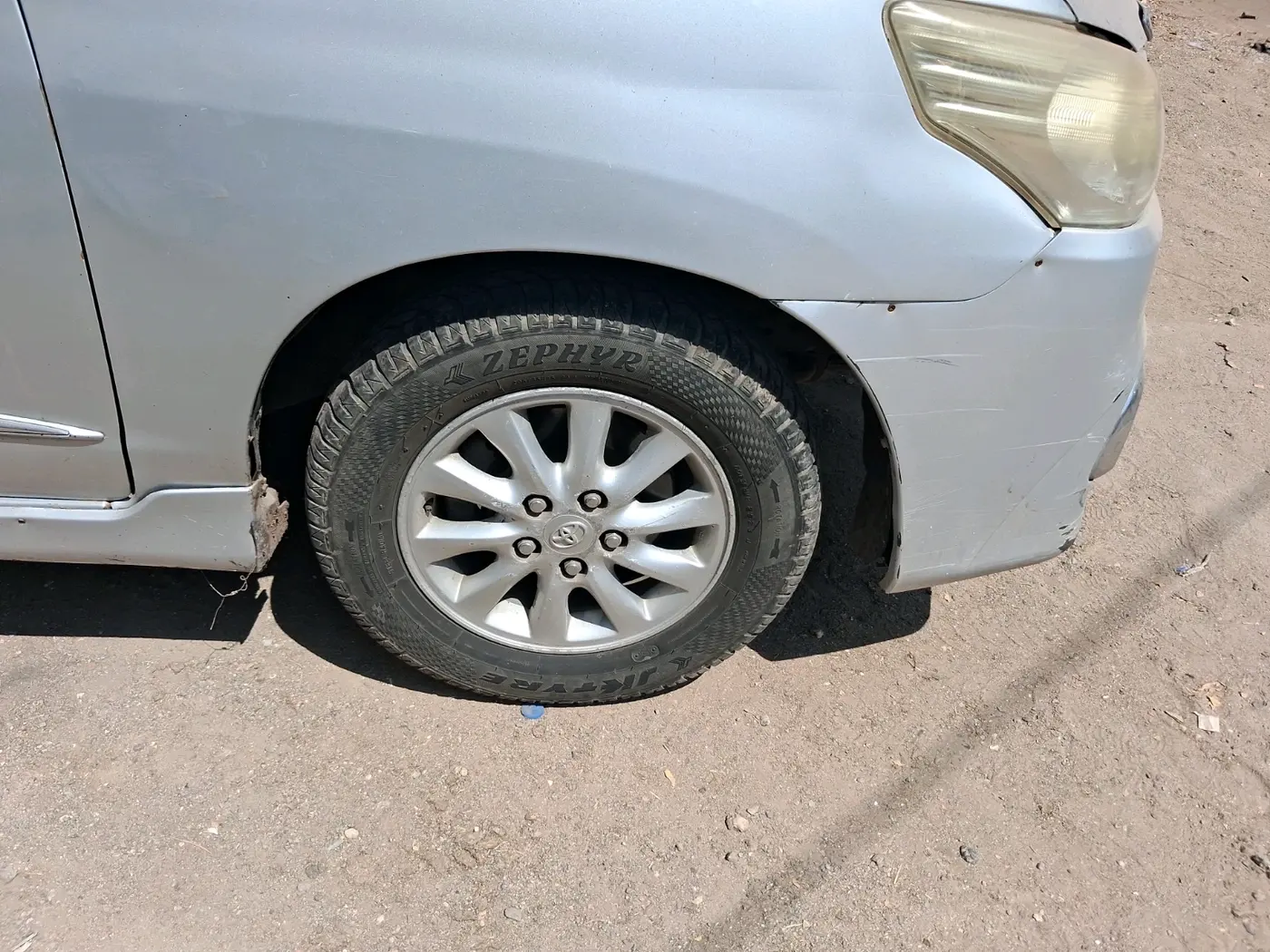 2014 Toyota Innova 2.5 VX 7 STR, Diesel, Manual, 2,30,851 km, tyre