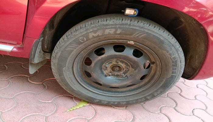 2014 Nissan Terrano XL (P), Petrol, Manual, 1,49,362 km, tyre