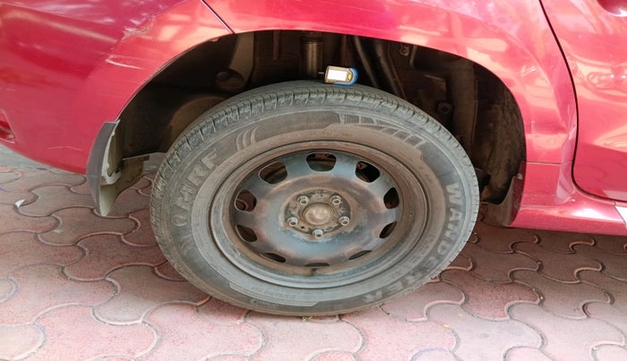 2014 Nissan Terrano XL (P), Petrol, Manual, 1,49,362 km, tyre