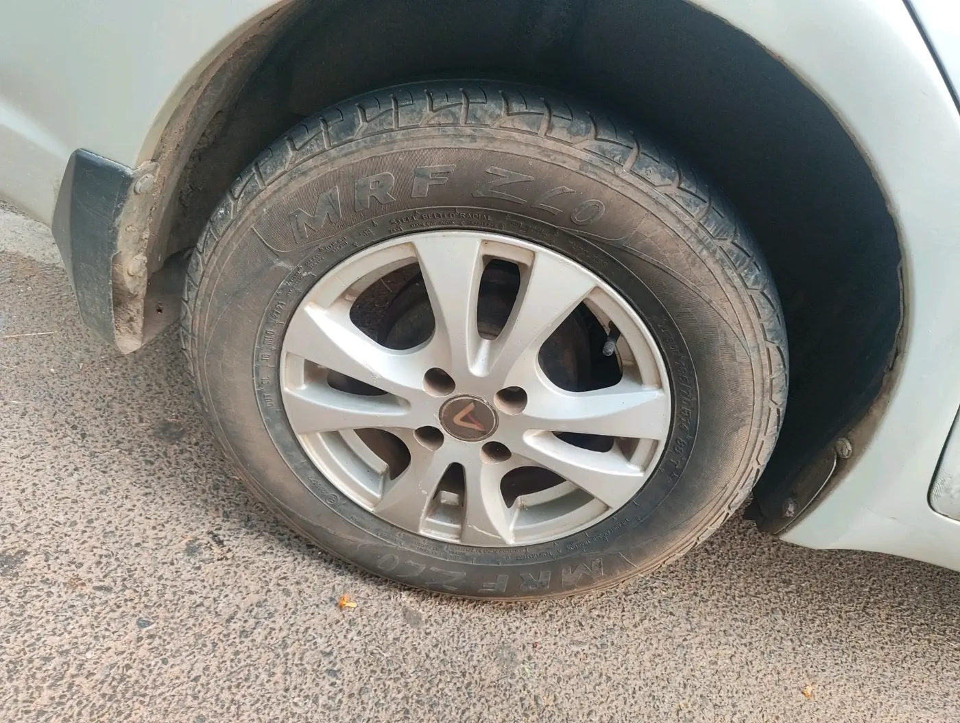 2009 Maruti Swift Dzire VDI, Diesel, Manual, 1,76,323 km, tyre