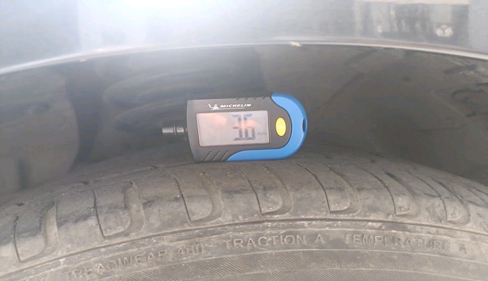 2011 BMW 3 Series 320d, Diesel, Automatic, 1,00,454 km, tyre