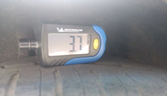 2011 BMW 3 Series 320d, Diesel, Automatic, 1,00,454 km, tyre